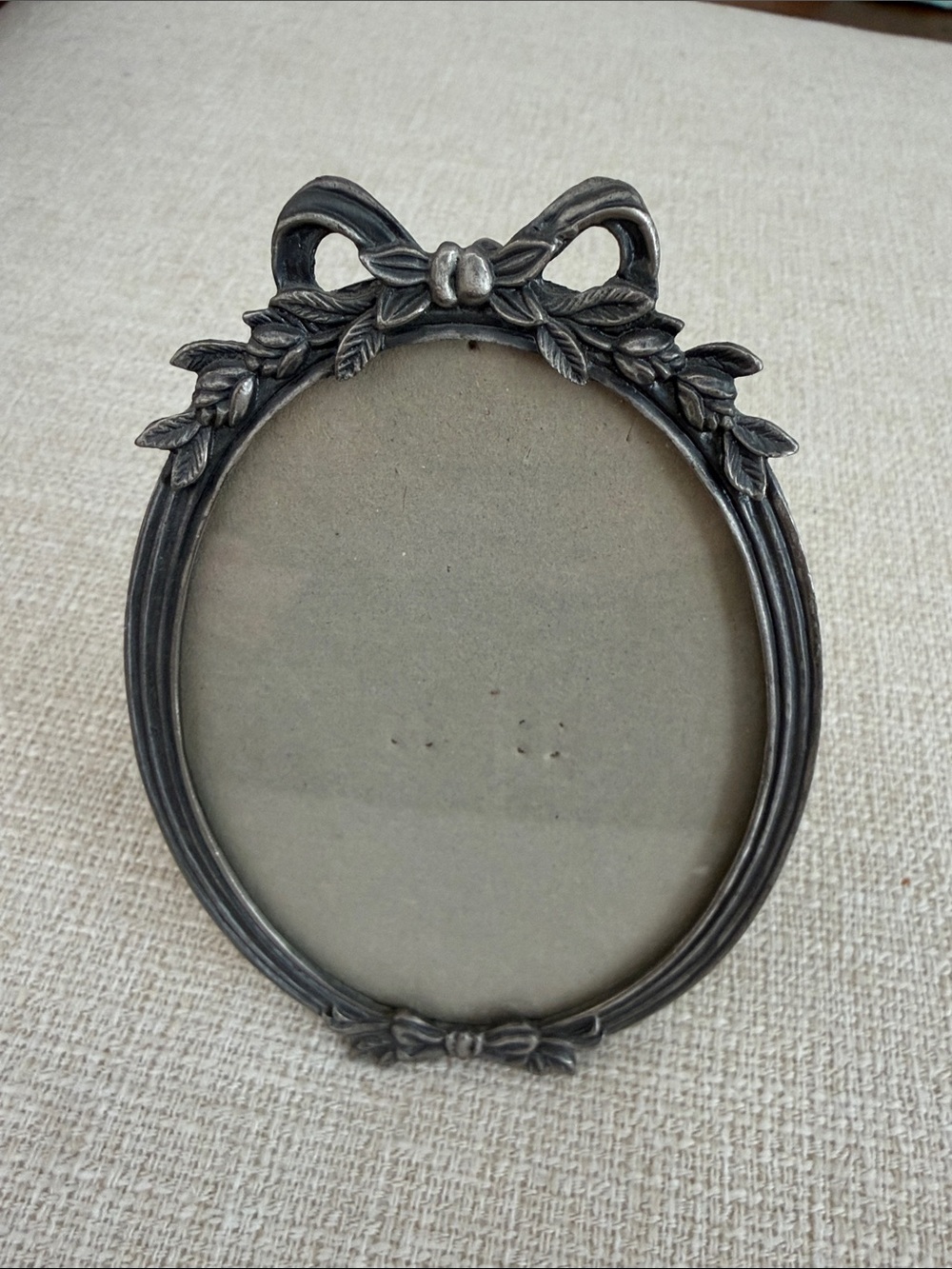Vintage-Style Oval Ribbon Photo Frame - Picture 2 of 4
